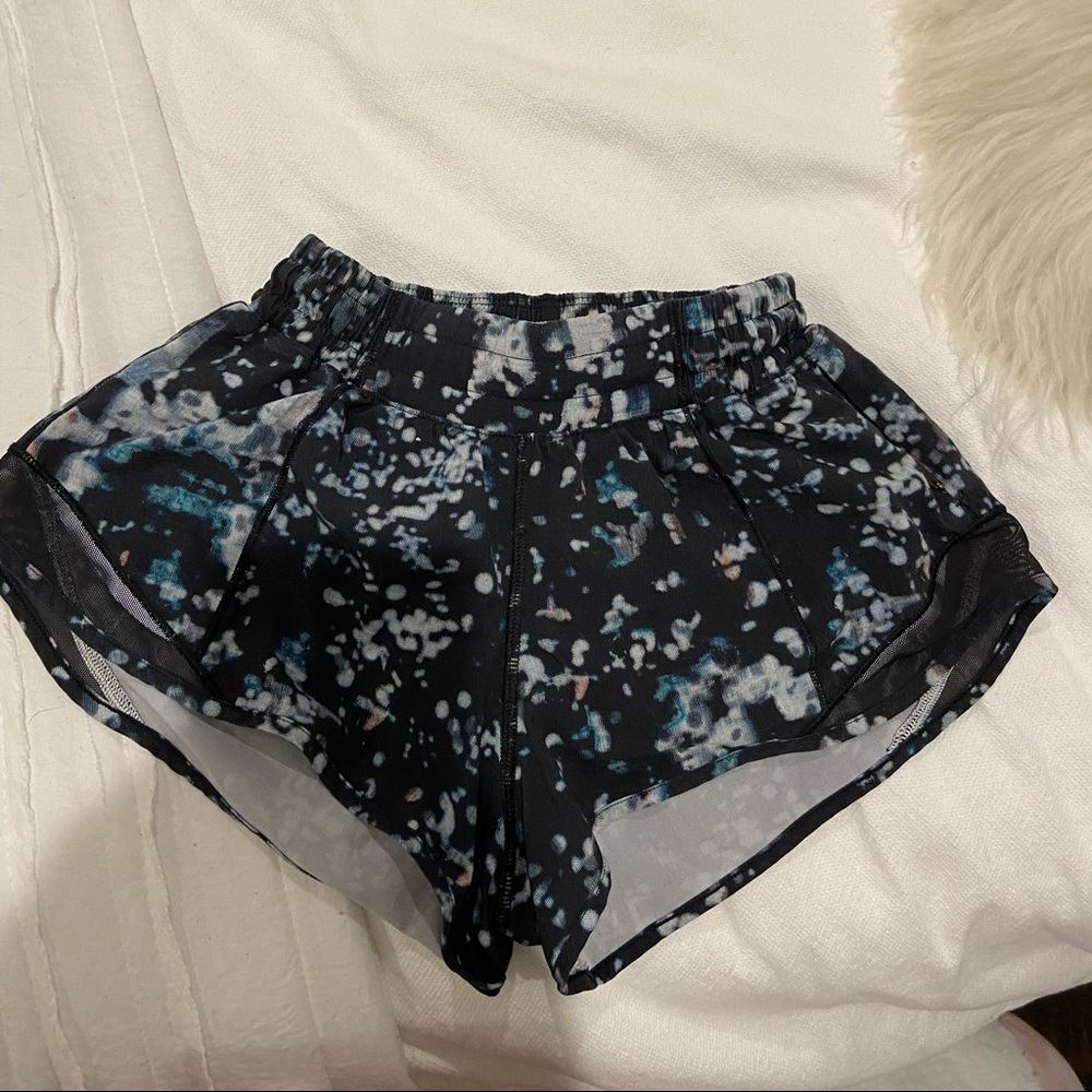 hottie hot lululemon shorts! cool pattern